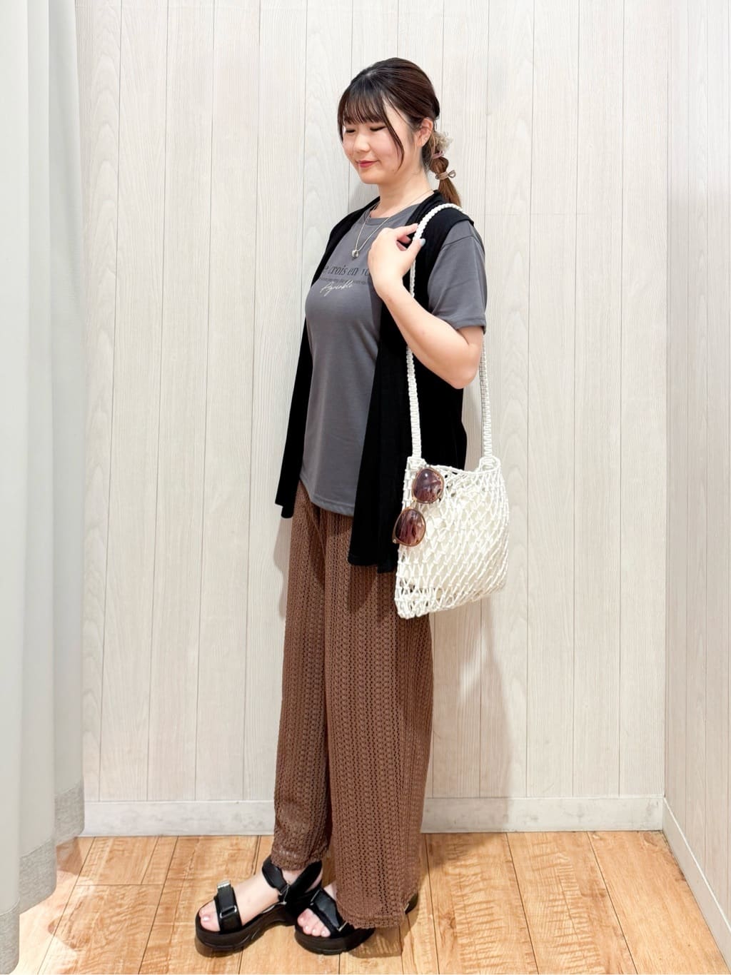 愛さんの「SHOO･LA･RUE｜【2点セット】着回しいろいろ ジレ＋ロゴTシャツ」を使ったコーディネート