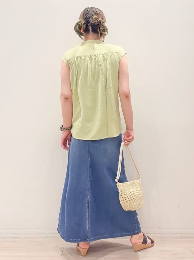 naoさんの「SHOO･LA･RUE｜【S-LL/洗濯後しわになりにくい】上品にきれい見え スラブギャザーブラウス」を使ったコーディネート