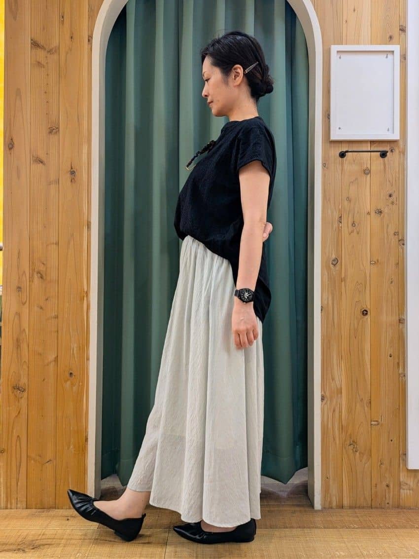 ショーコラさんの「SHOO･LA･RUE｜【S-LL/裏地ひんやり】エアリーで涼やか 大人のシアースカーチョ」を使ったコーディネート