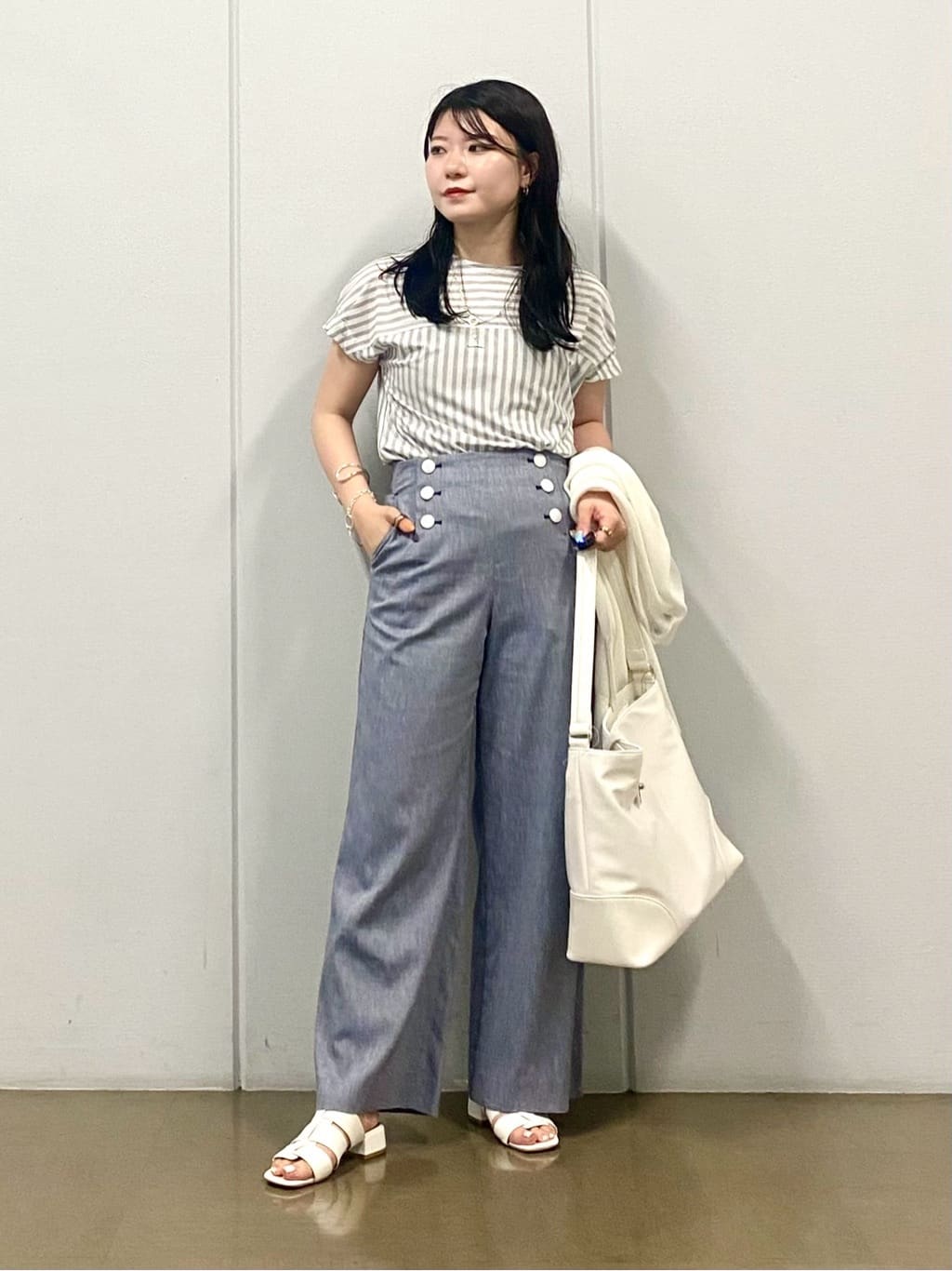 misakiさんの「INDIVI｜【デニムライク】マリンボタン リネン混ワイドパンツ」を使ったコーディネート