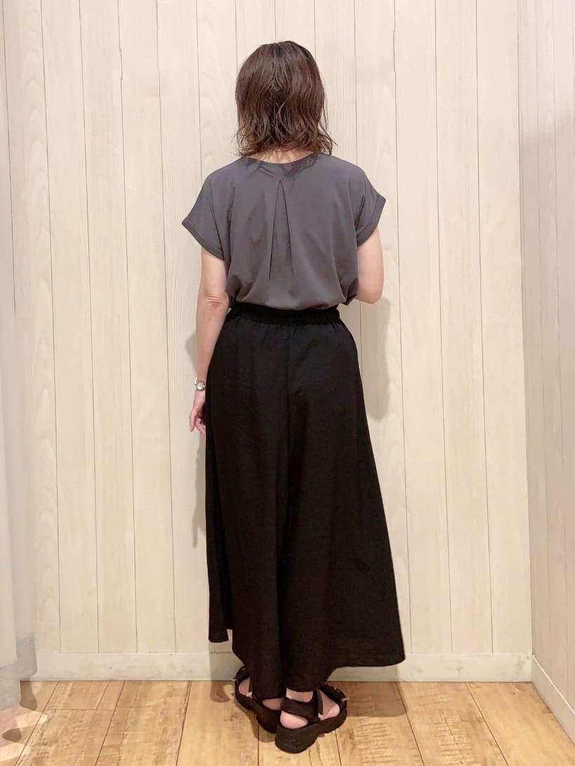 あいこさんの「SHOO･LA･RUE｜【S-LL/ひんやり】さらっとタッチできれい見え ピンタックスカーチョ」を使ったコーディネート