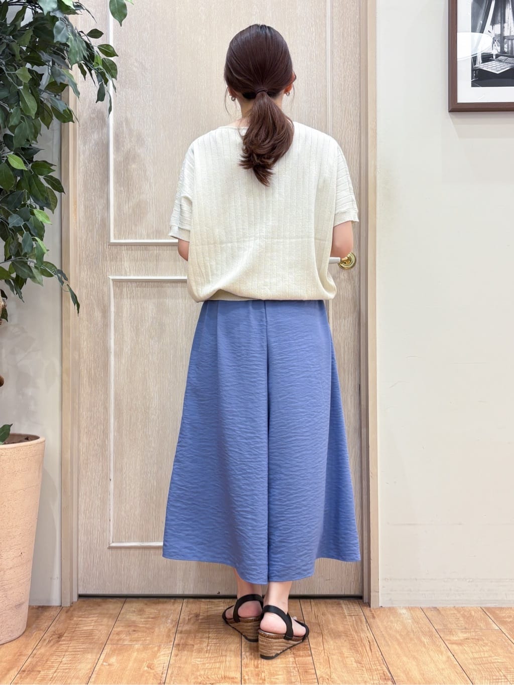 なみさんの「SHOO･LA･RUE｜【S-LL/ひんやり】さらっとタッチできれい見え ピンタックスカーチョ」を使ったコーディネート