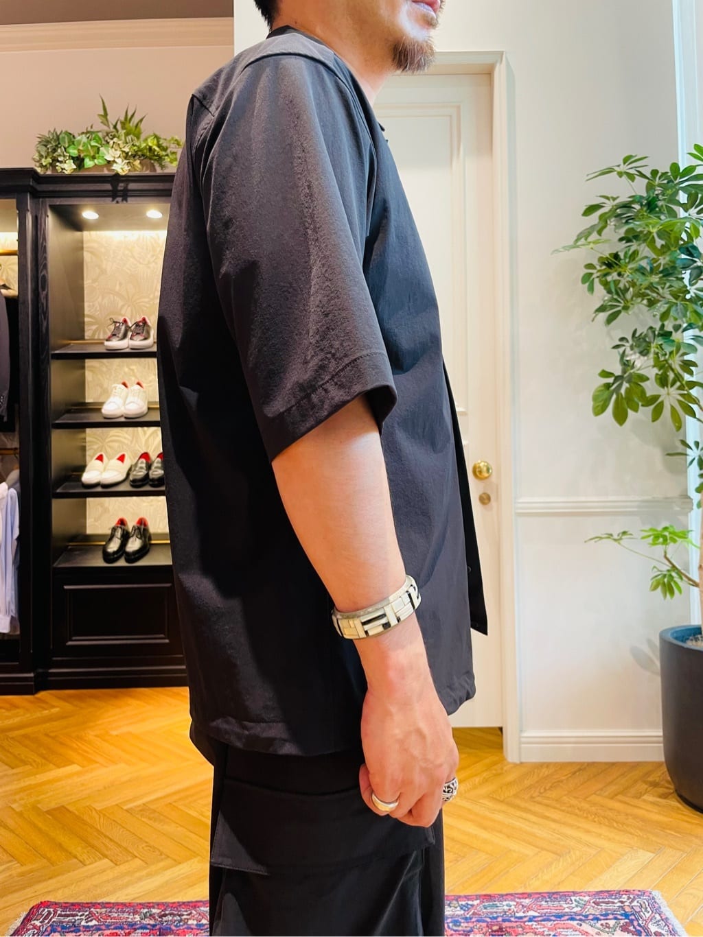 鶴田大士さんの「DRESSTERIOR｜◆【セットアップ可】2WAYストレッチ ワイドカーゴパンツ」を使ったコーディネート