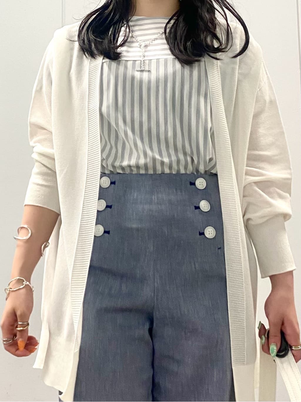 misakiさんの「INDIVI｜【デニムライク】マリンボタン リネン混ワイドパンツ」を使ったコーディネート
