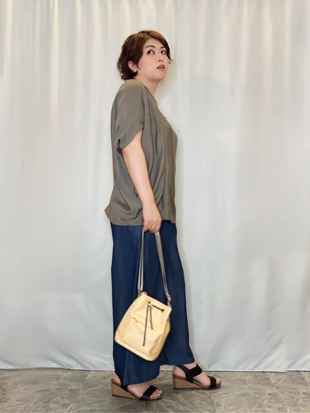 たみさんの「SHOO･LA･RUE｜【洗える/S-LL/ひんやり】金ボタンがアクセント　大人のデニムガウチョパンツ」を使ったコーディネート