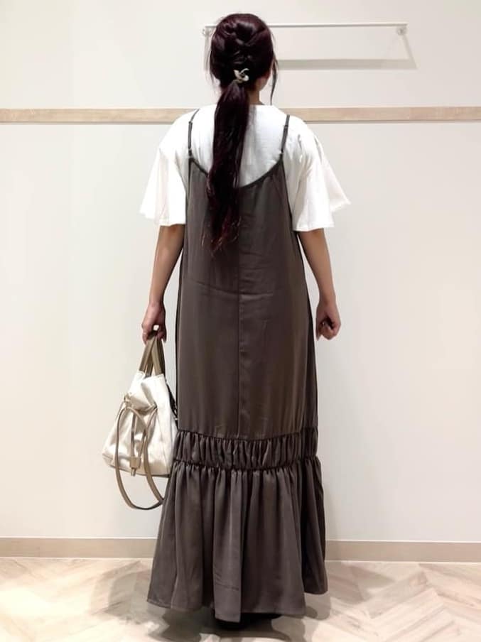 nanaさんの「SHOO･LA･RUE｜【ひんやり】シャーリングがアクセントに 大人のデザインキャミワンピース」を使ったコーディネート
