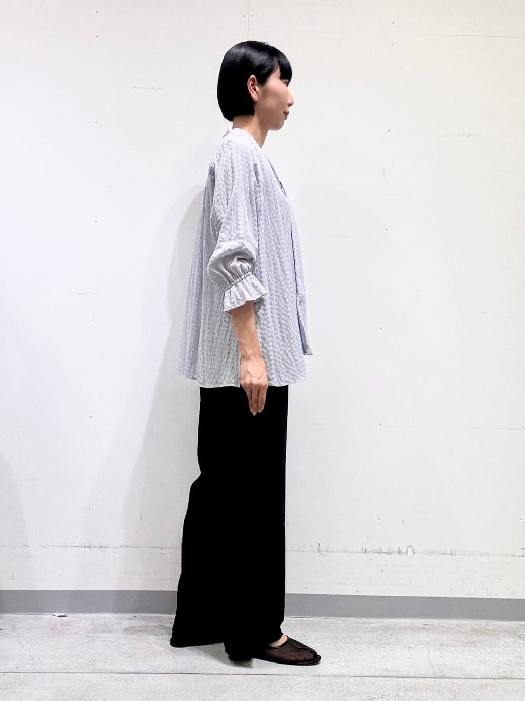 naoさんの「INDIVI｜【洗える／シャーリング素材】ボリューム袖エアリーブラウス」を使ったコーディネート