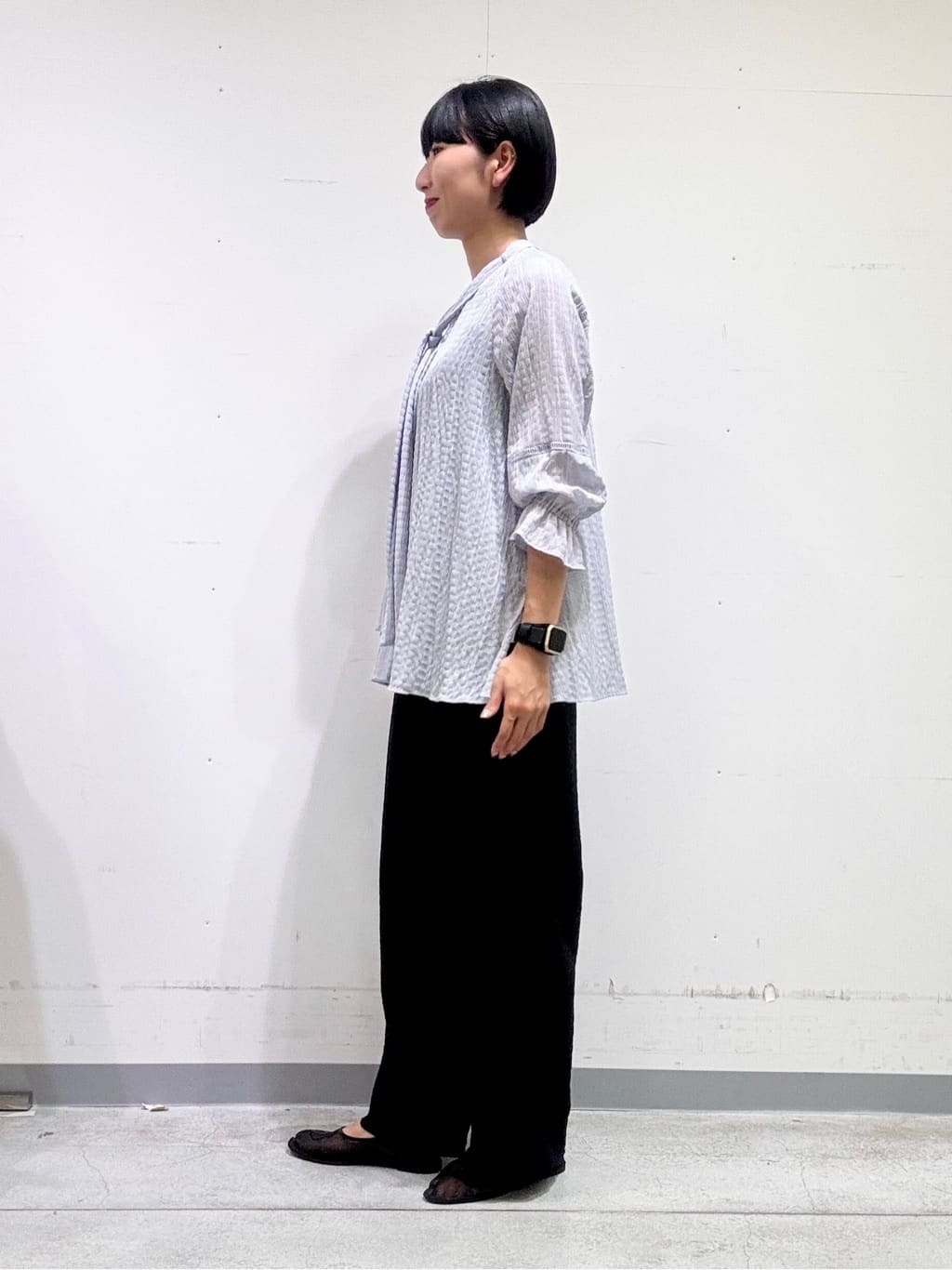 naoさんの「INDIVI｜【洗える／シャーリング素材】ボリューム袖エアリーブラウス」を使ったコーディネート