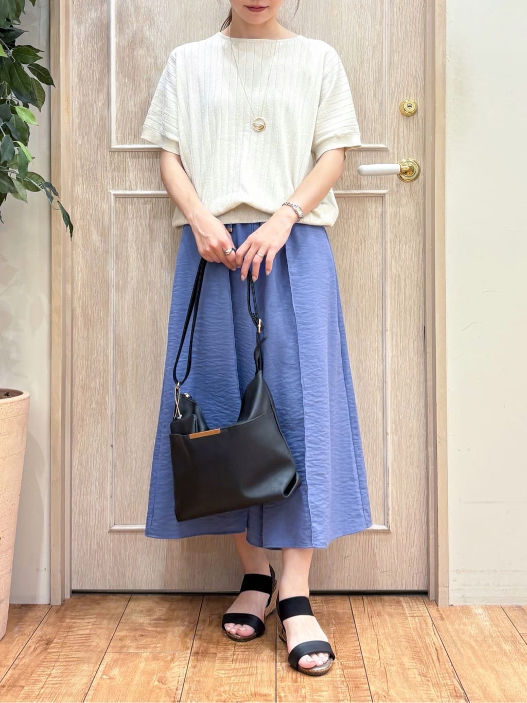 なみさんの「SHOO･LA･RUE｜【S-LL/ひんやり】さらっとタッチできれい見え ピンタックスカーチョ」を使ったコーディネート
