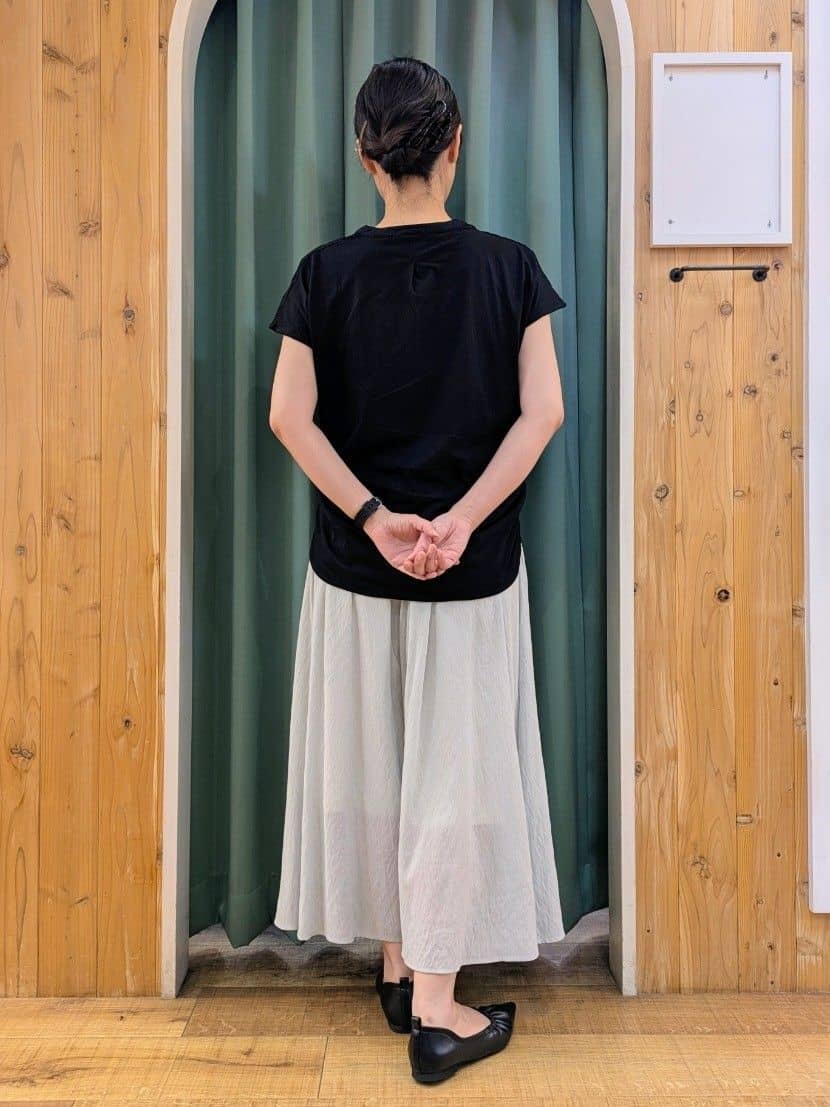 ショーコラさんの「SHOO･LA･RUE｜【S-LL/裏地ひんやり】エアリーで涼やか 大人のシアースカーチョ」を使ったコーディネート