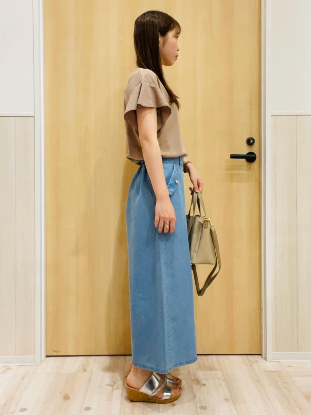 minamiさんの「SHOO･LA･RUE｜【汗ジミ防止/ひんやり/UV】フリルスリーブTシャツ」を使ったコーディネート