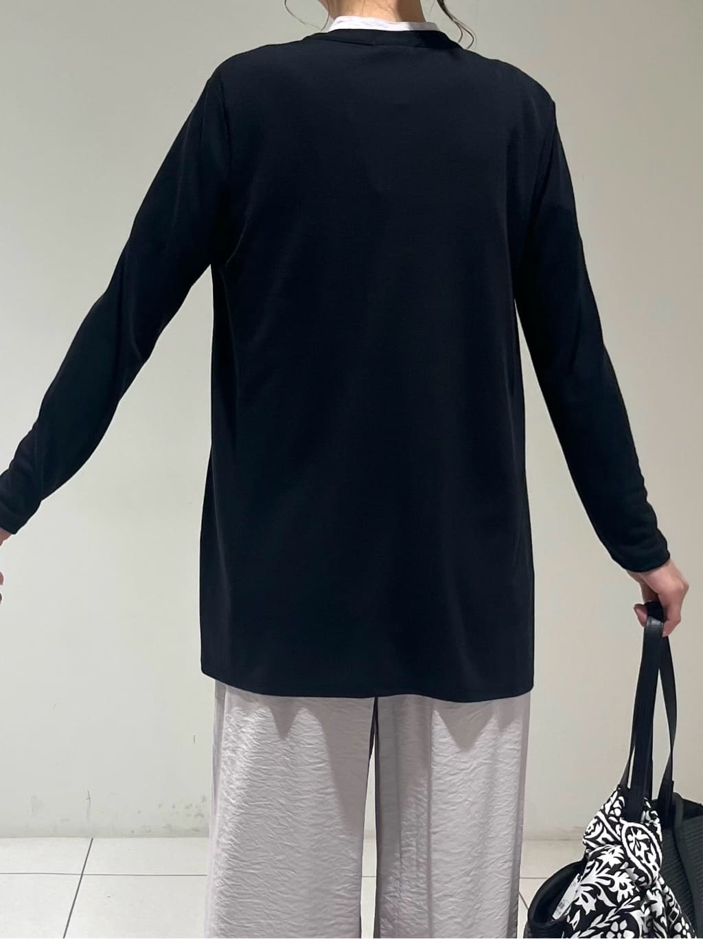 shioriさんの「INDIVI｜【90cm四方】ボタニカル柄大判スカーフ」を使ったコーディネート