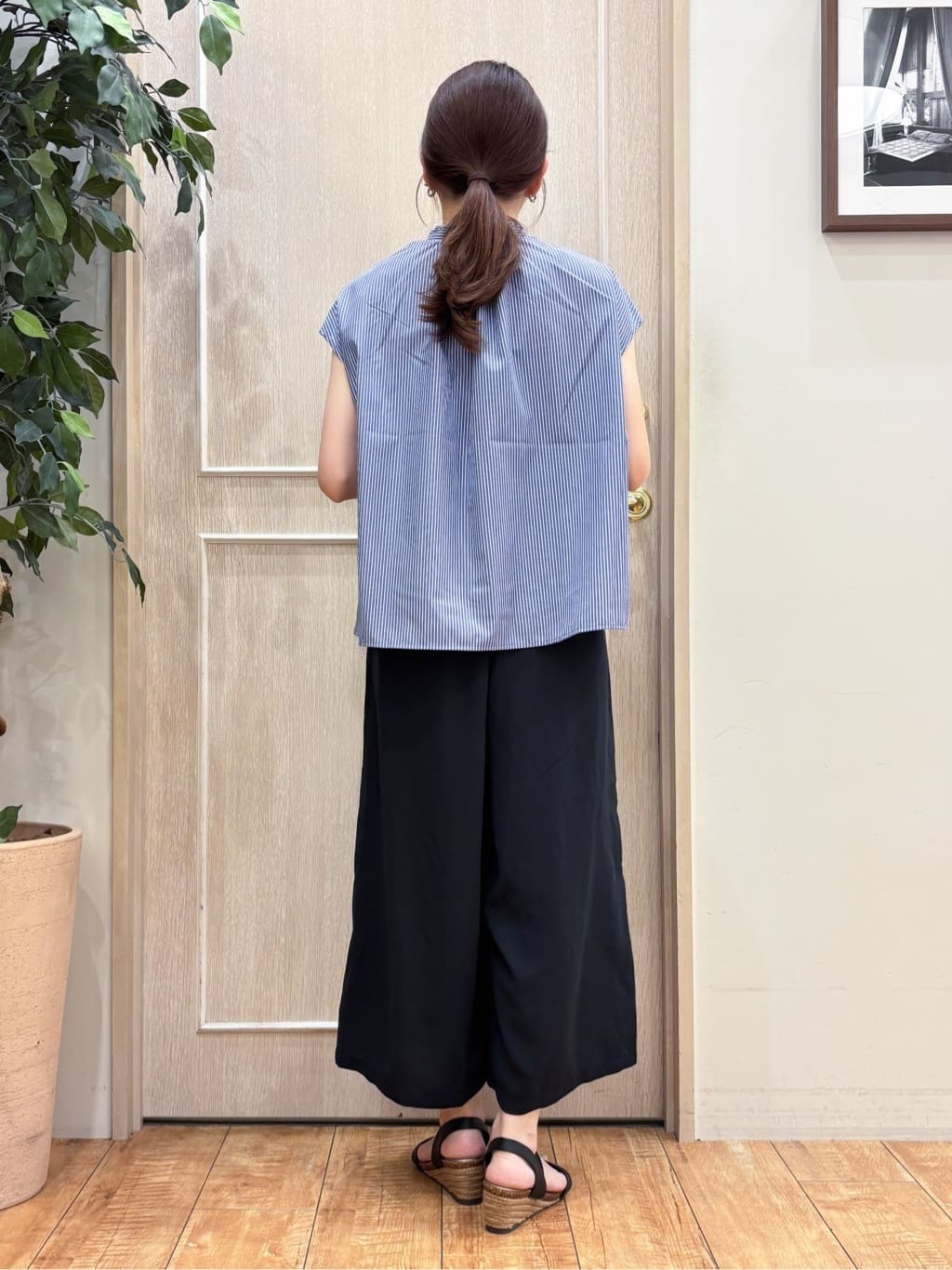 なみさんの「SHOO･LA･RUE｜【洗える/S-LL】プチフリル襟が女性らしい フレンチスリーブシャツ」を使ったコーディネート