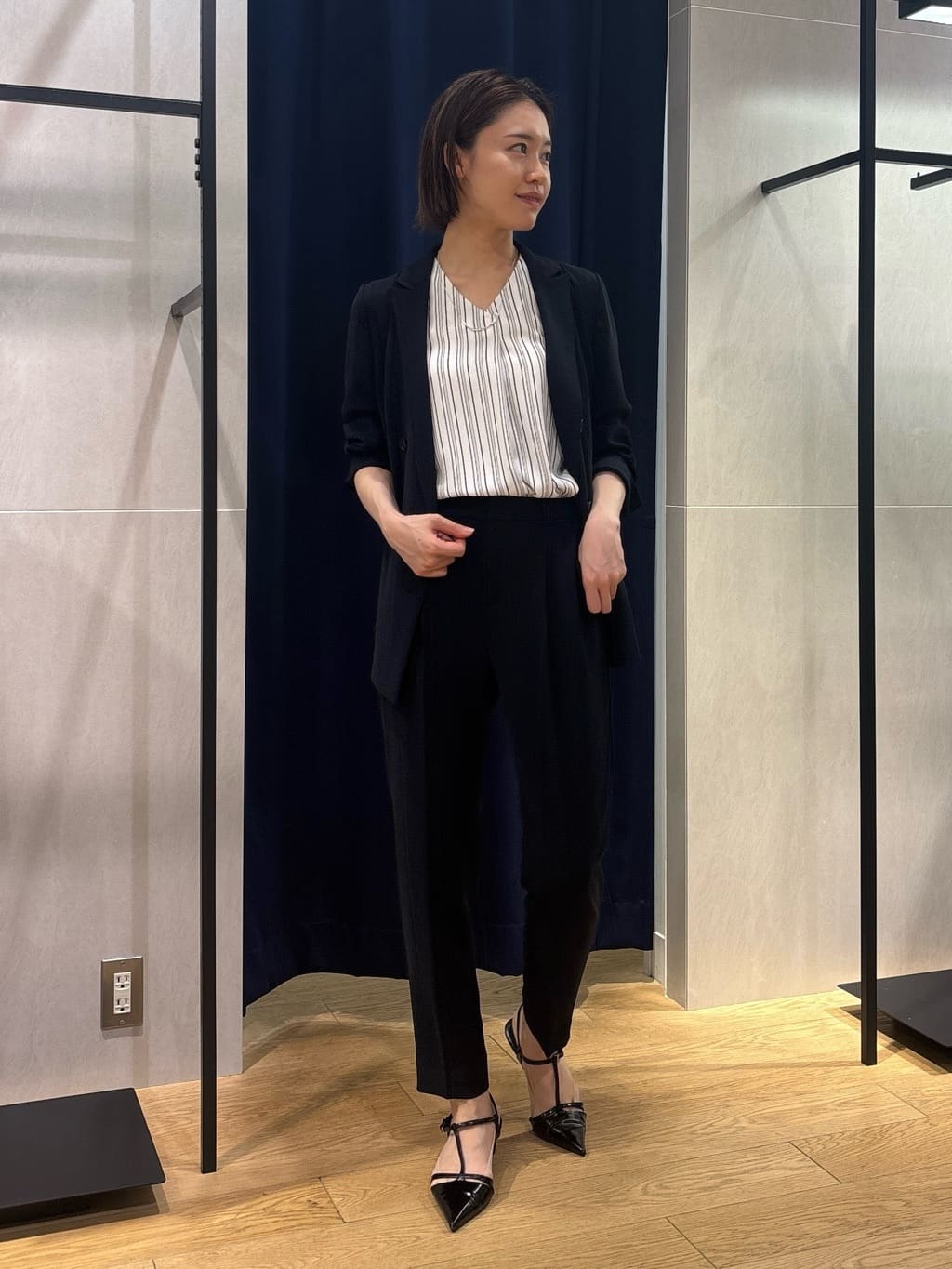 kanaeさんの「INDIVI｜【洗える／通勤】無地＆マルチストライプ柄Vネックブラウス」を使ったコーディネート