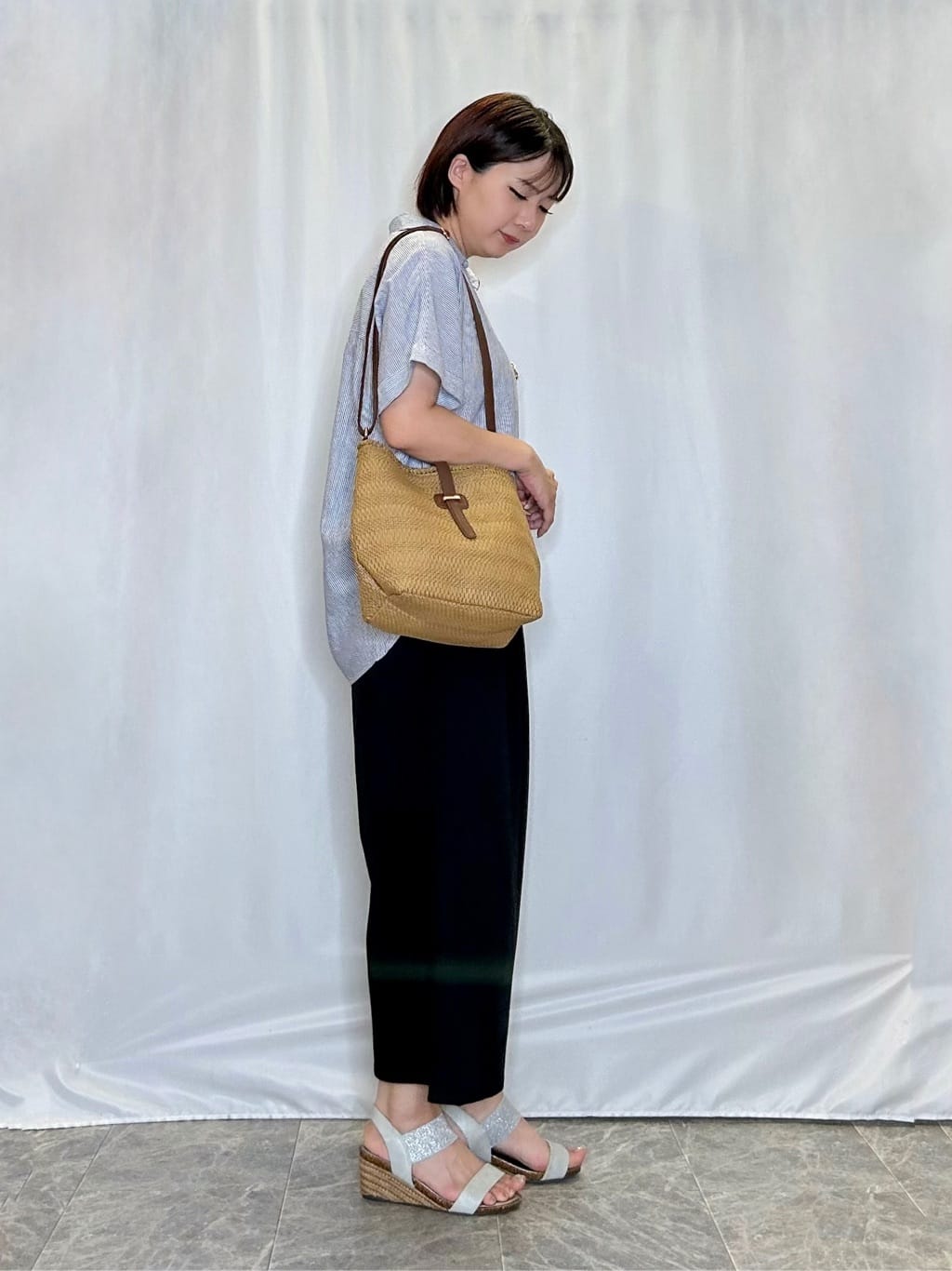 ネリさんの「SHOO･LA･RUE｜【S-LL/UV/接触冷感/抗菌防臭】体型を自然にカバー フレンチリネンブレンド襟付ドルマンシャツ」を使ったコーディネート