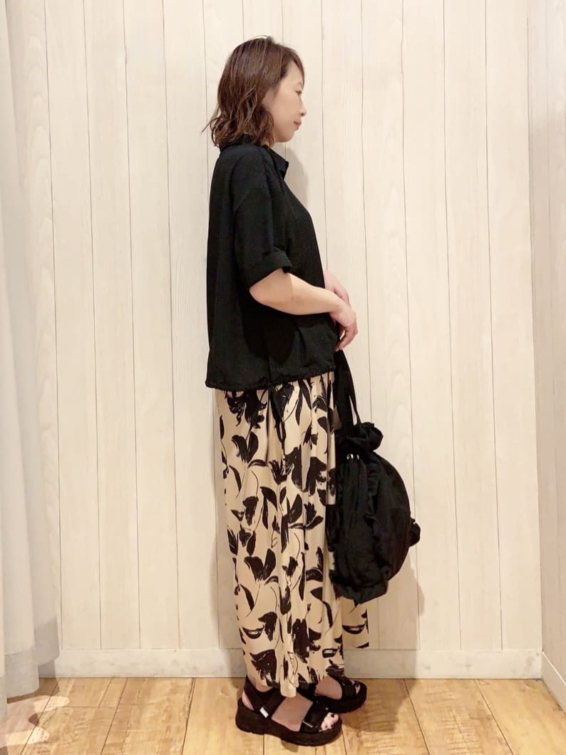 あいこさんの「SHOO･LA･RUE｜シルエット変化を楽しめる シアーチェックドロストシャツ」を使ったコーディネート