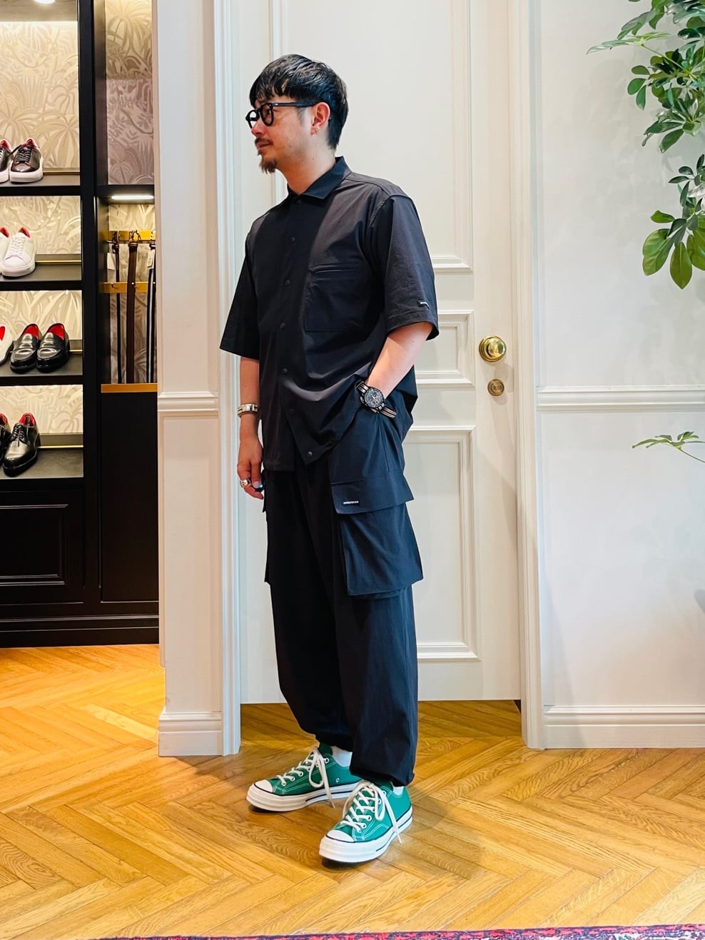 鶴田大士さんの「DRESSTERIOR｜◆【セットアップ可】2WAYストレッチ ワイドカーゴパンツ」を使ったコーディネート