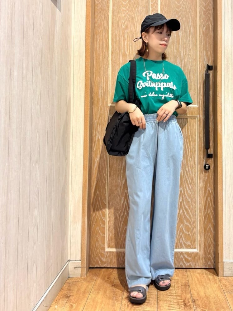 meiさんの「SHOO･LA･RUE｜【ひんやり/S-LL】サガラ刺繍ロゴTシャツ」を使ったコーディネート