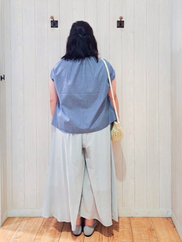 kotomiさんの「SHOO･LA･RUE｜【洗える/S-LL】プチフリル襟が女性らしい フレンチスリーブシャツ」を使ったコーディネート