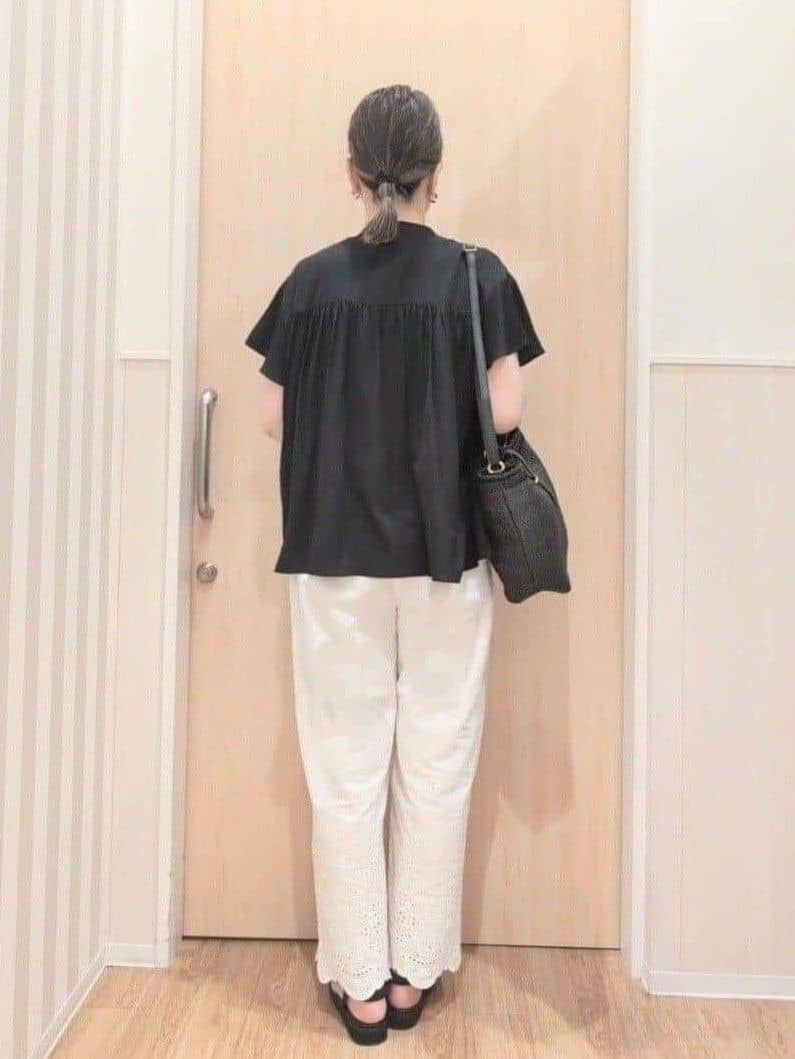 あさんの「SHOO･LA･RUE｜【S-LL】華やかさをプラスする 裾刺繍ストレートパンツ」を使ったコーディネート