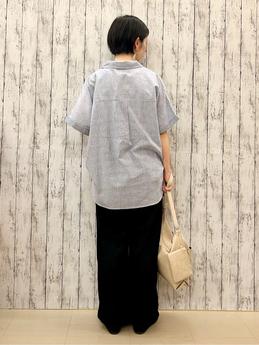 ちぐささんの「SHOO･LA･RUE｜【S-LL/UV/接触冷感/抗菌防臭】体型を自然にカバー フレンチリネンブレンド襟付ドルマンシャツ」を使ったコーディネート