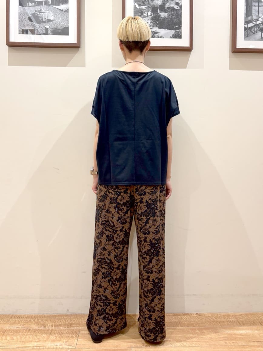 Ayumiさんの「SHOO･LA･RUE｜【ひんやり/選べる2柄】大人のリラックスコーデに プリント柄パンツ」を使ったコーディネート