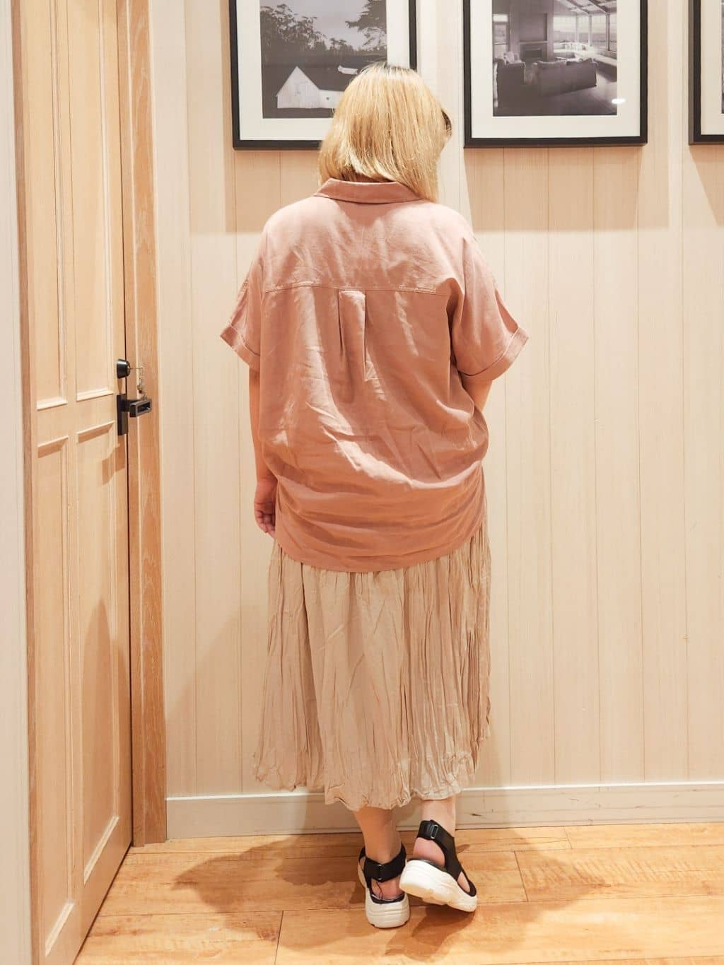 れーやんさんの「SHOO･LA･RUE｜【S-LL/UV/接触冷感/抗菌防臭】体型を自然にカバー フレンチリネンブレンド襟付ドルマンシャツ」を使ったコーディネート