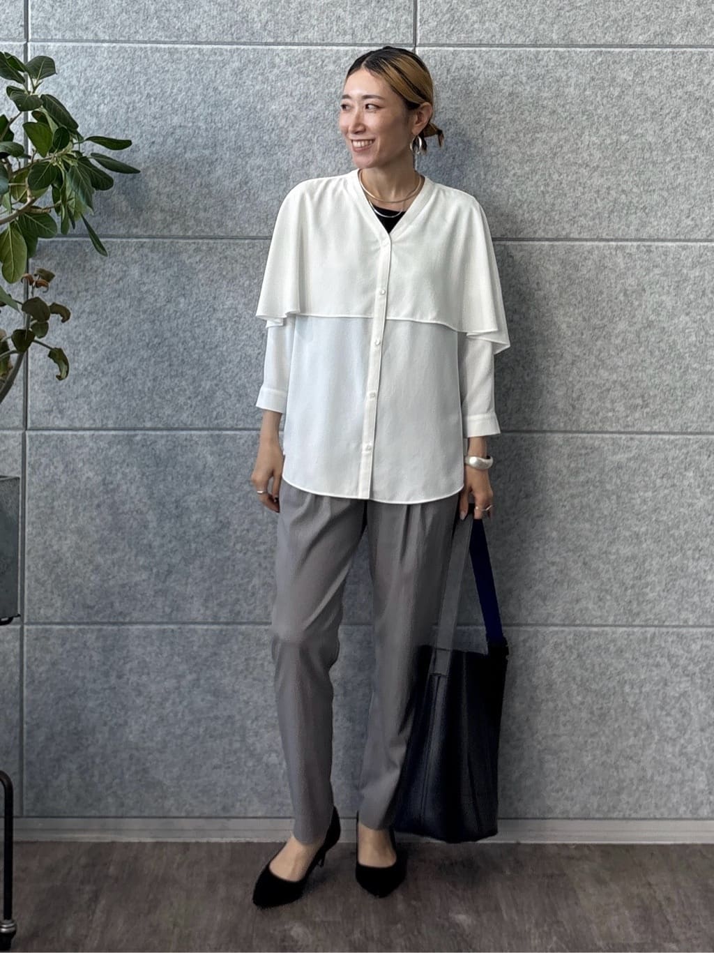 kotakiさんの「INDIVI｜【羽織りとしても活躍！】ケープカラーブラウス」を使ったコーディネート