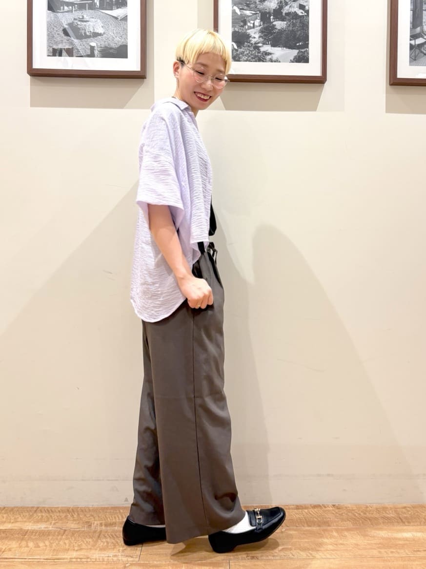 Ayumiさんの「SHOO･LA･RUE｜ゆるっと感がこなれ見え ワッシャーシアー半袖シャツ」を使ったコーディネート