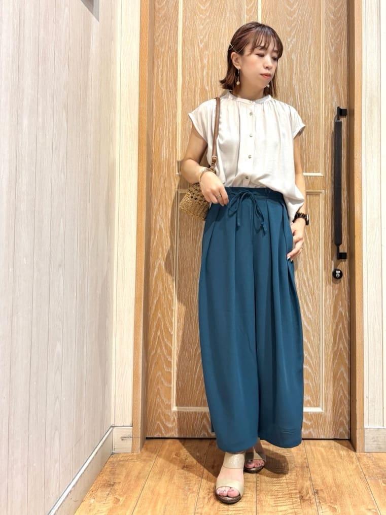 meiさんの「SHOO･LA･RUE｜【S-LL/洗濯後しわになりにくい】上品にきれい見え スラブギャザーブラウス」を使ったコーディネート