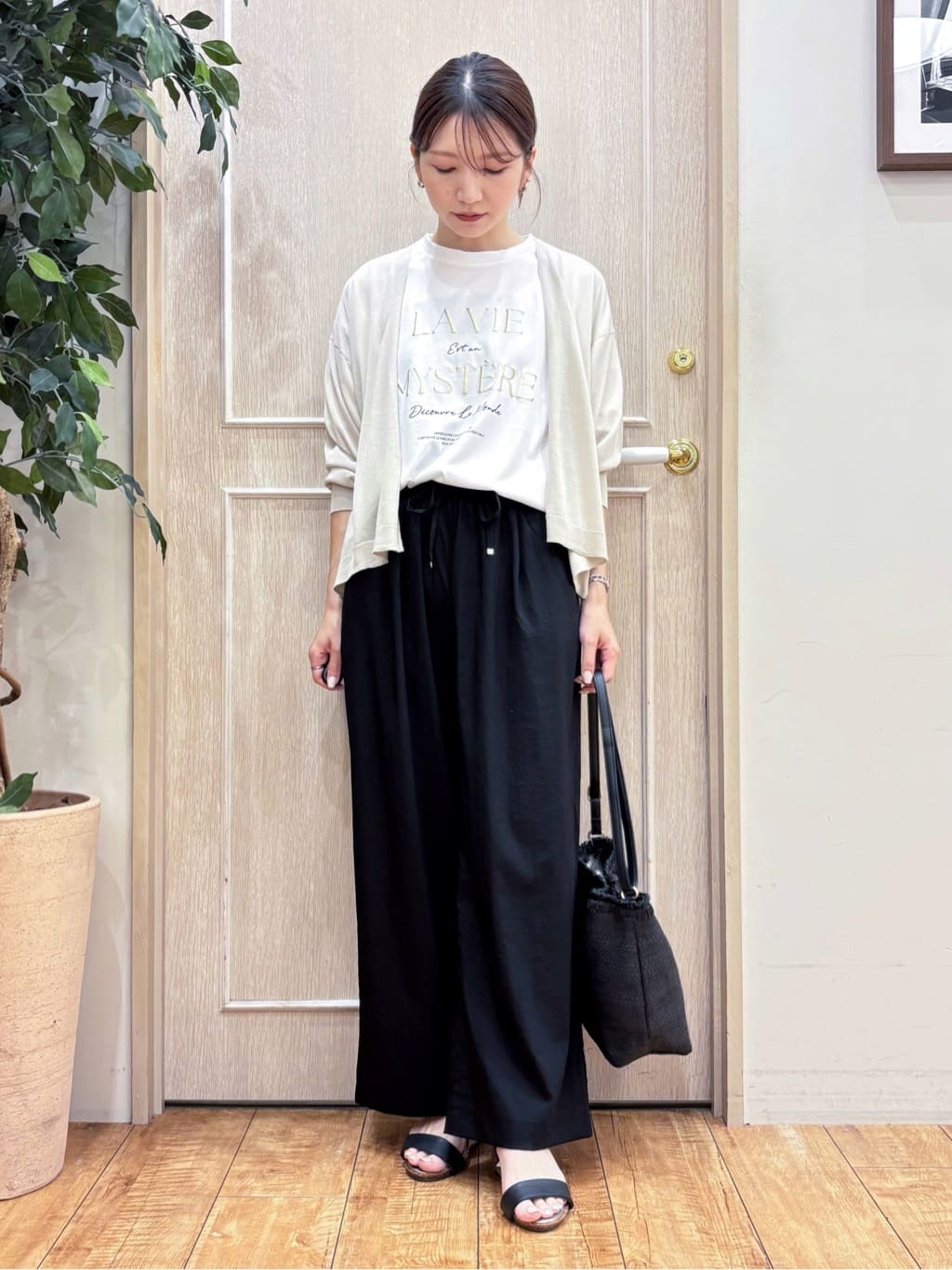 なみさんの「SHOO･LA･RUE｜【S-LL/ひんやり/UV】ぷっくりラメプリントロゴTシャツ」を使ったコーディネート