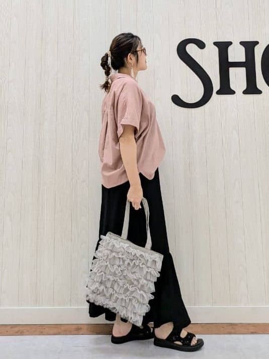 さくみぃさんの「SHOO･LA･RUE｜【S-LL/UV/接触冷感/抗菌防臭】体型を自然にカバー フレンチリネンブレンド襟付ドルマンシャツ」を使ったコーディネート