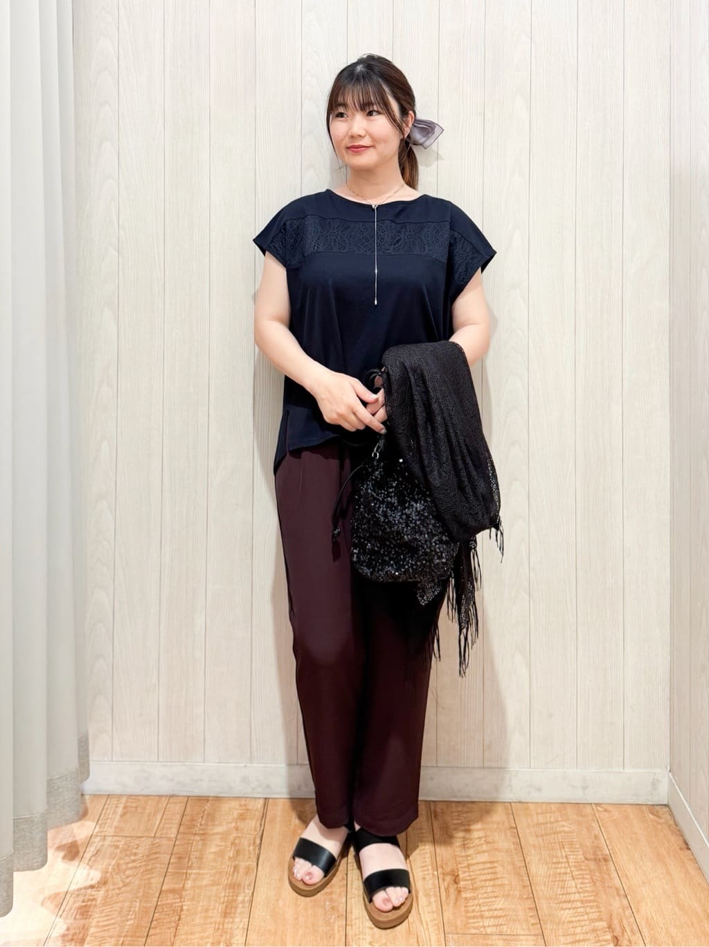 愛さんの「SHOO･LA･RUE｜【洗える/S-LL/体型カバー】レース使いが華やか フレンチスリーブコットンTシャツ」を使ったコーディネート