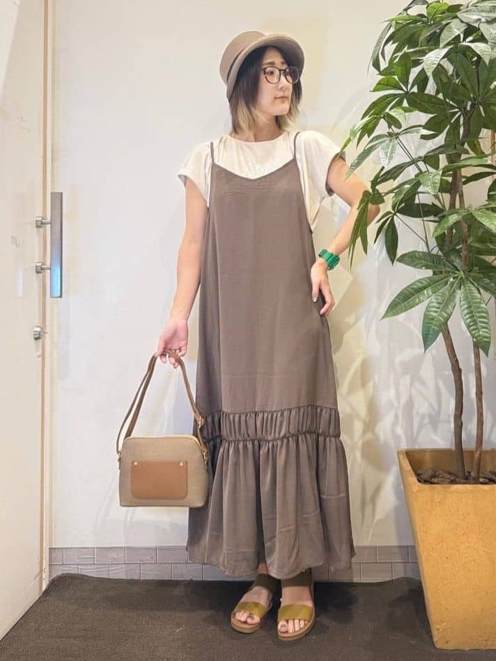 misakiさんの「SHOO･LA･RUE｜【ひんやり】シャーリングがアクセントに 大人のデザインキャミワンピース」を使ったコーディネート