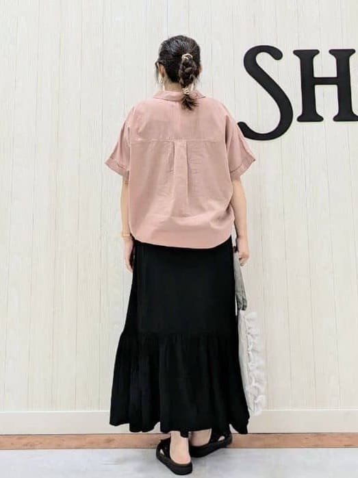 さくみぃさんの「SHOO･LA･RUE｜【S-LL/UV/接触冷感/抗菌防臭】体型を自然にカバー フレンチリネンブレンド襟付ドルマンシャツ」を使ったコーディネート