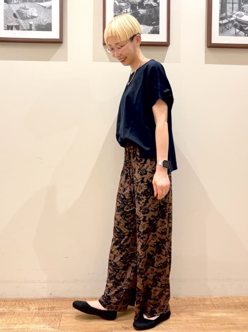 Ayumiさんの「SHOO･LA･RUE｜【ひんやり/選べる2柄】大人のリラックスコーデに プリント柄パンツ」を使ったコーディネート