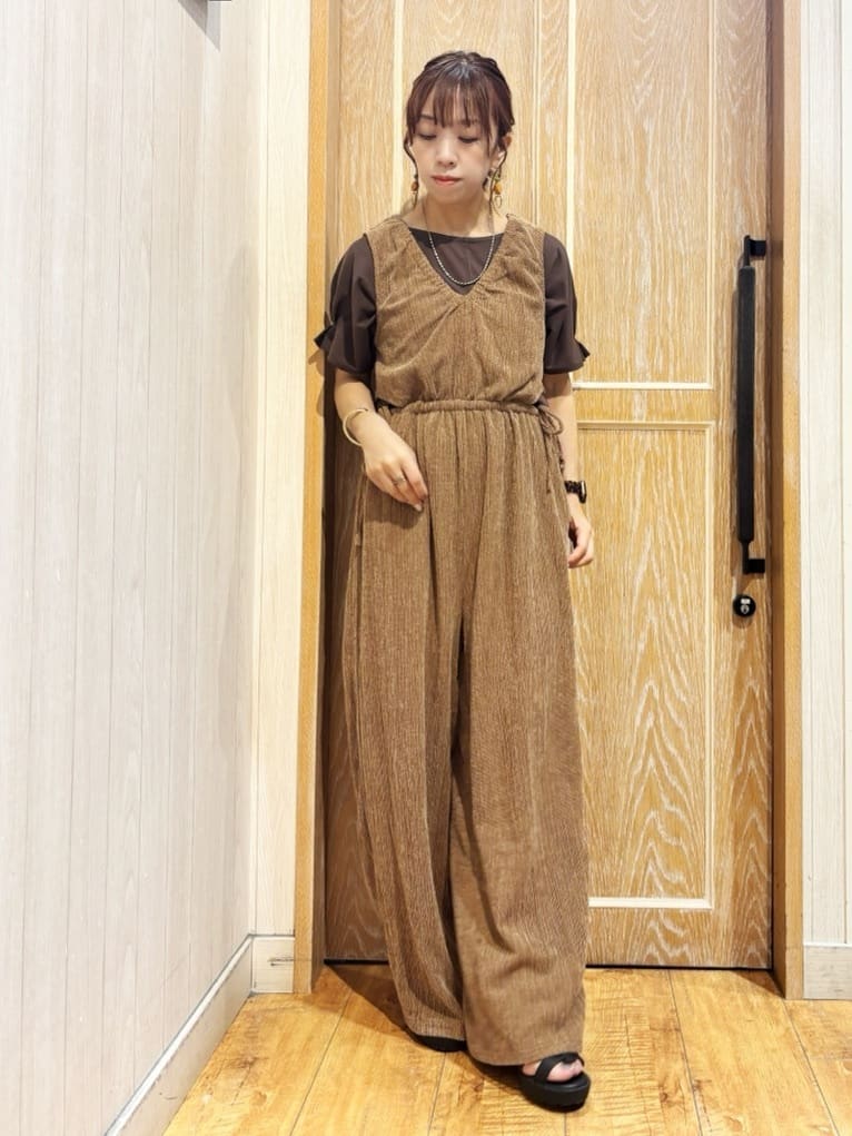 meiさんの「SHOO･LA･RUE｜【S-LL/UV/プチプラ】お袖タックで好印象 デザインTシャツ」を使ったコーディネート