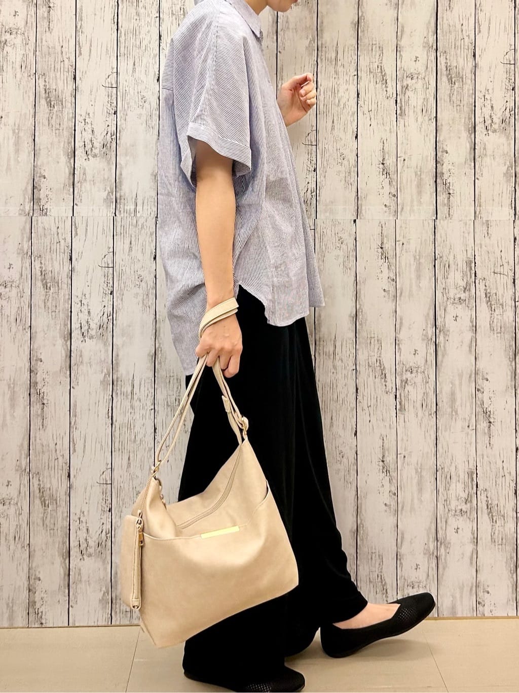 ちぐささんの「SHOO･LA･RUE｜【S-LL/UV/接触冷感/抗菌防臭】体型を自然にカバー フレンチリネンブレンド襟付ドルマンシャツ」を使ったコーディネート