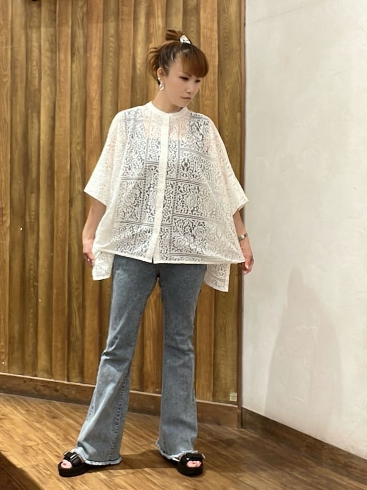 AiAiさんの「SHOO･LA･RUE｜大人レトロスタイルに レースポンチョシャツ」を使ったコーディネート