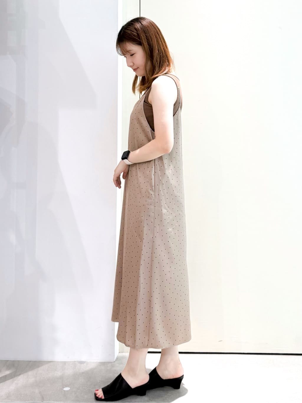 sayaさんの「OPAQUE.CLIP｜ランダムドット サテンキャミワンピース【洗濯機洗い可】」を使ったコーディネート