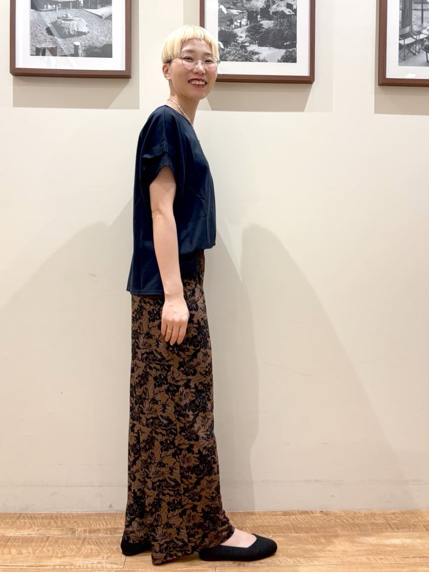 Ayumiさんの「SHOO･LA･RUE｜【ひんやり/選べる2柄】大人のリラックスコーデに プリント柄パンツ」を使ったコーディネート
