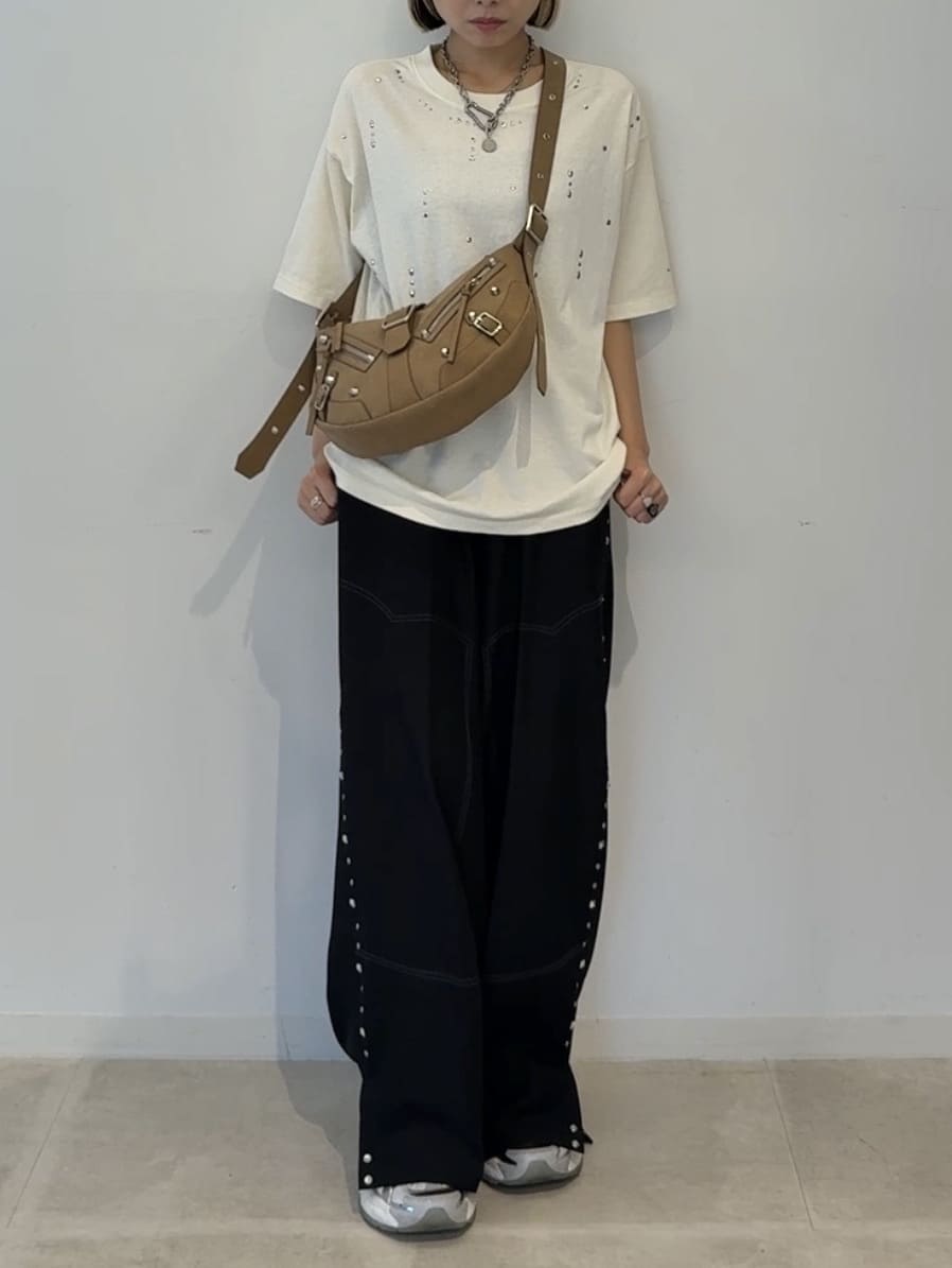 川本葵さんの「tk.TAKEO KIKUCHI｜ヴィンテージライクスタッズTシャツ」を使ったコーディネート