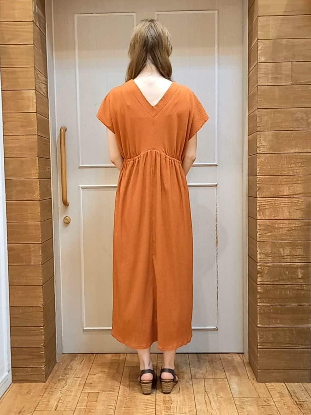 Mirkaさんの「SHOO･LA･RUE｜【前後2WAY】さらりと大人上品に 楊柳フレンチワンピース」を使ったコーディネート