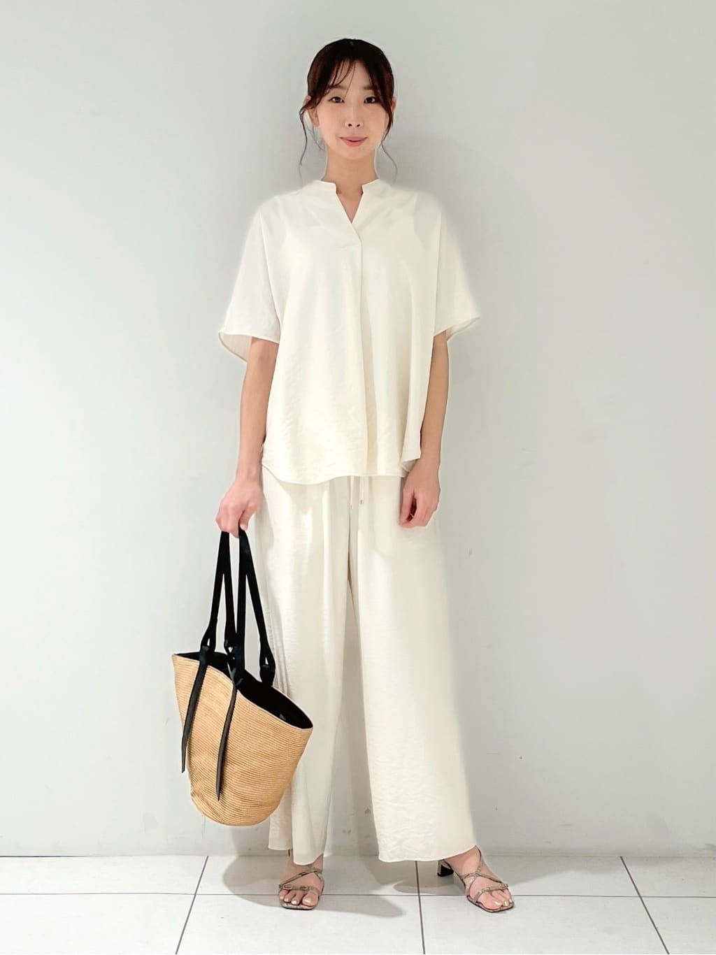 shioriさんの「INDIVI｜【洗える／UVケア／SETUP可能】ドロストワイドパンツ」を使ったコーディネート