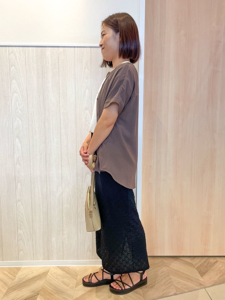 tomoさんの「SHOO･LA･RUE｜【洗える/プチプラ】大人の抜け感をプラスする バンドカラーシャツ」を使ったコーディネート