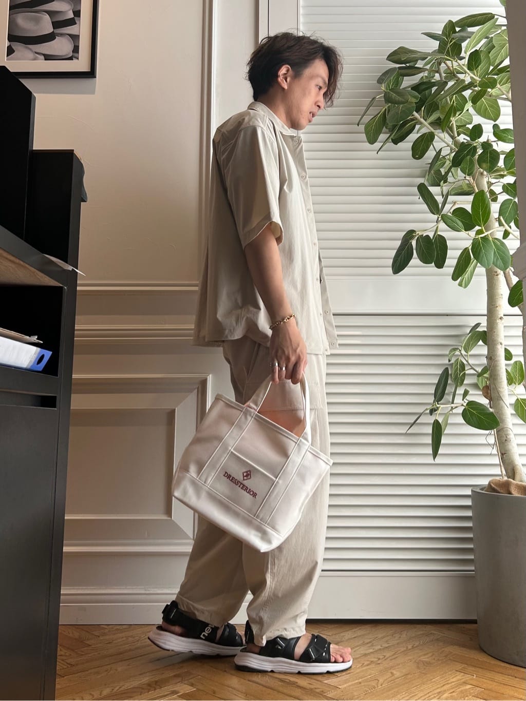 須田　慎二郎さんの「DRESSTERIOR｜◆【セットアップ可】2WAYストレッチ ワイドカーゴパンツ」を使ったコーディネート