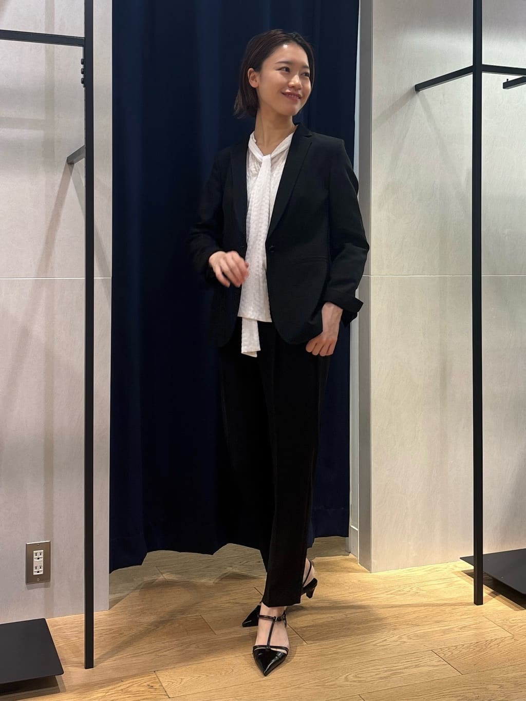 kanaeさんの「INDIVI｜【洗える／シャーリング素材】ボリューム袖エアリーブラウス」を使ったコーディネート