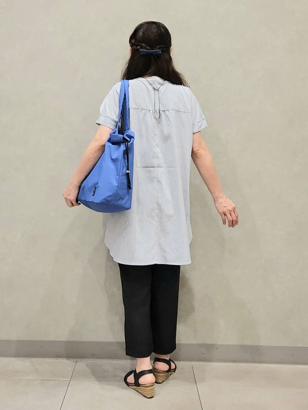ユウさんの「SHOO･LA･RUE｜【S-LL/ひんやり/体型カバー】サッカーストライプ Aラインチュニックブラウス」を使ったコーディネート