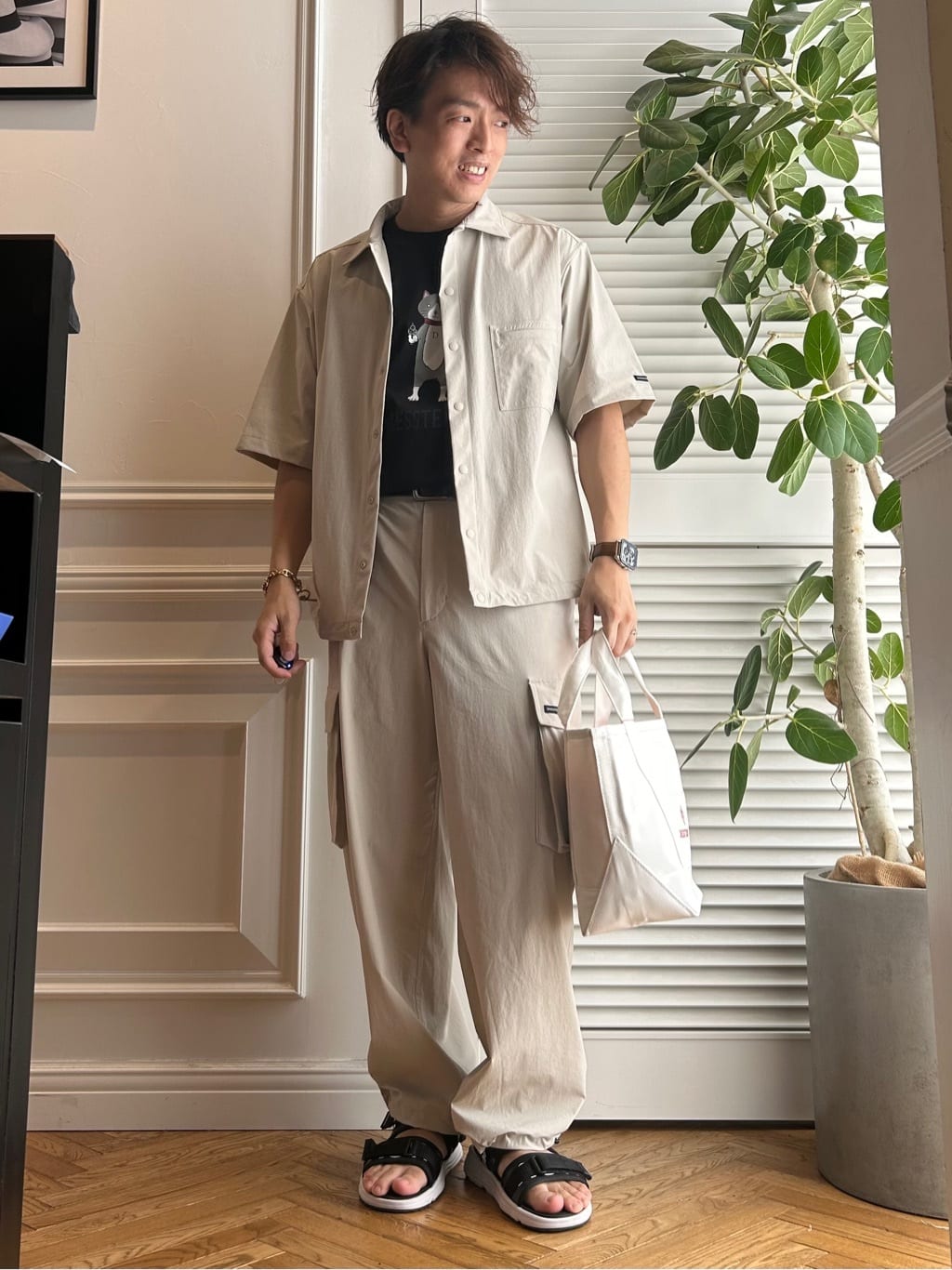 須田　慎二郎さんの「DRESSTERIOR｜◆【セットアップ可】2WAYストレッチ ワイドカーゴパンツ」を使ったコーディネート