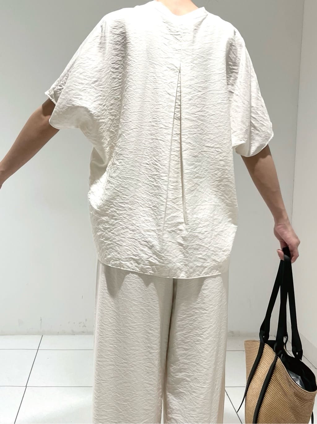 shioriさんの「INDIVI｜【洗える／UVケア／SETUP可能】ドロストワイドパンツ」を使ったコーディネート